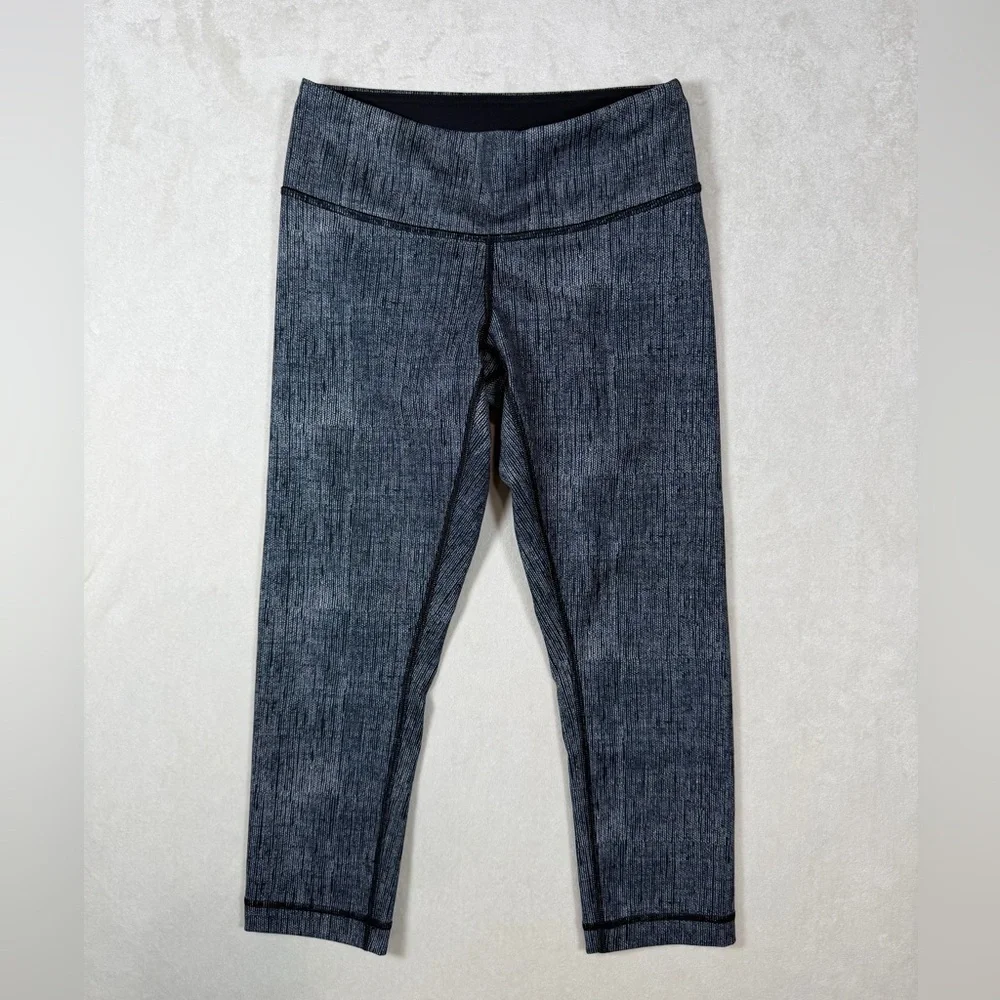 Lululemon Athletica Size 4 Black and Gray Crosshatch Align Cropped Leggings
